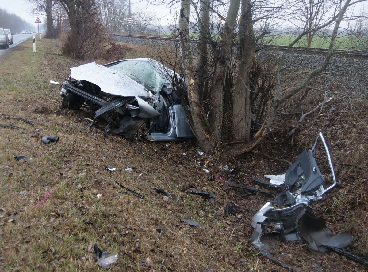 Dabas, 2026. január 2.
Összeroncsolódott személygépkocsi az 5-ös főúton, Dabas térségében a 44-es kilométerszelvénynél 2026. január 2-án. A baleset következtében egy fiatal férfi olyan súlyos sérüléseket szenvedett, hogy a mentősök újraélesztési kísérlete ellenére a helyszínen életét vesztette.
MTI/Mihádák Zoltán