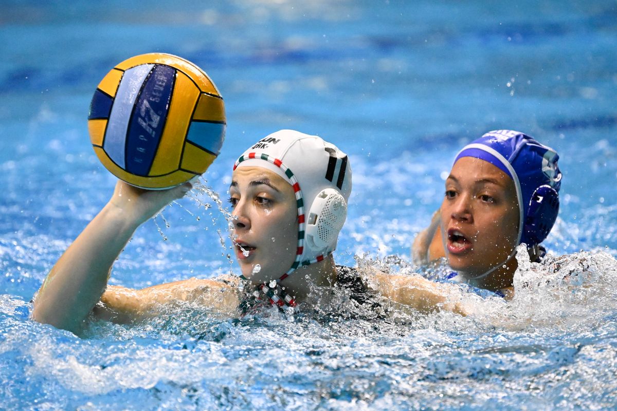 A női magyar válogatott már legyőzte a görögöket, most a férfiakon a sor