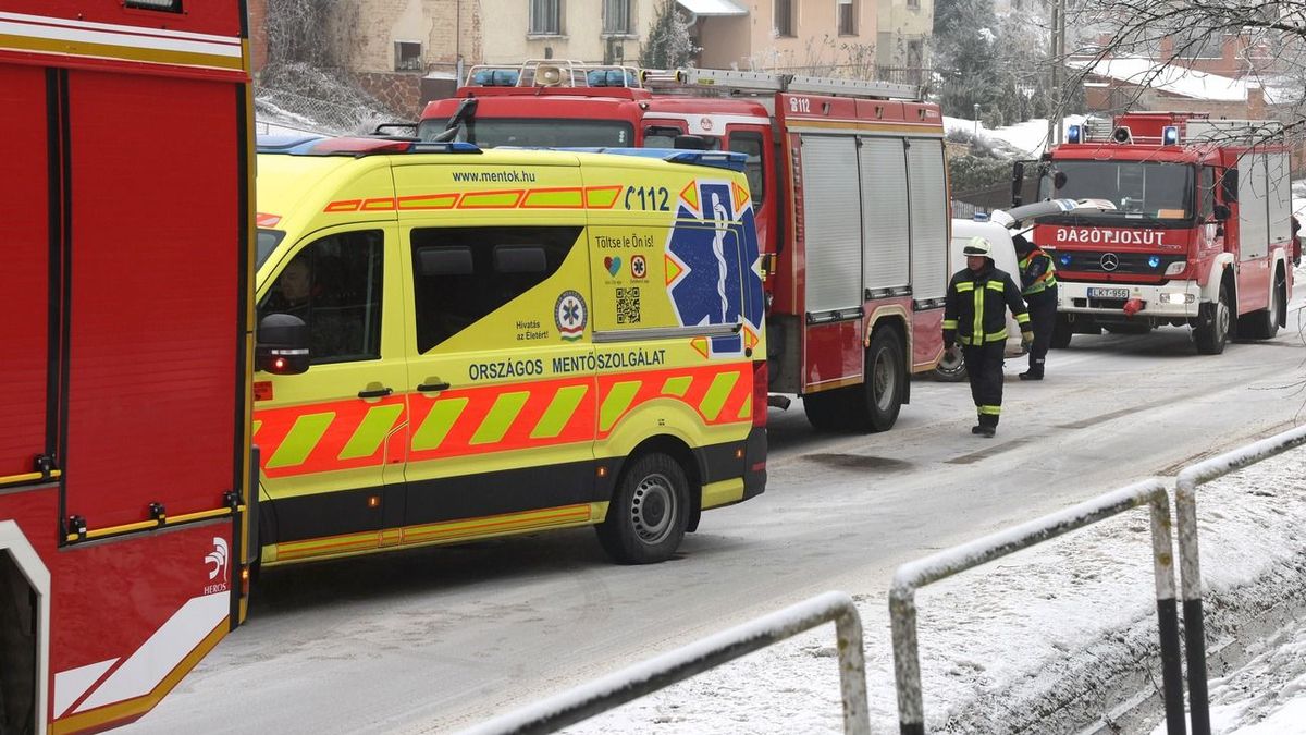 Teljes útzár a reggeli csúcsban az M2-esen: három autó és egy furgon ütközött Dunakeszinél