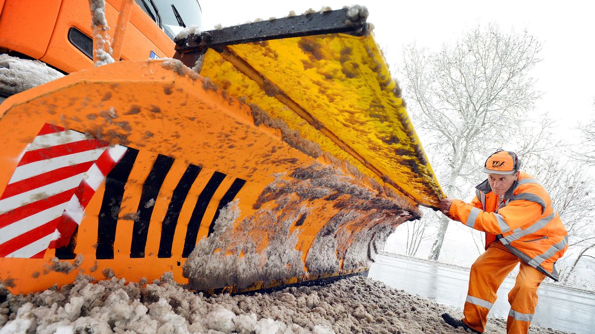 Lecsúszott az útról, és árokba borult egy busz Polgárdinál