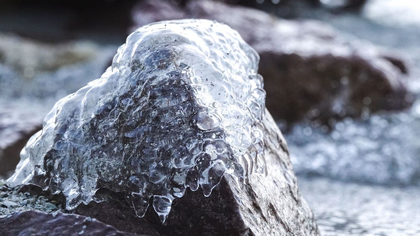 Teljesen befagyott a Balaton, de életveszélyes rámenni