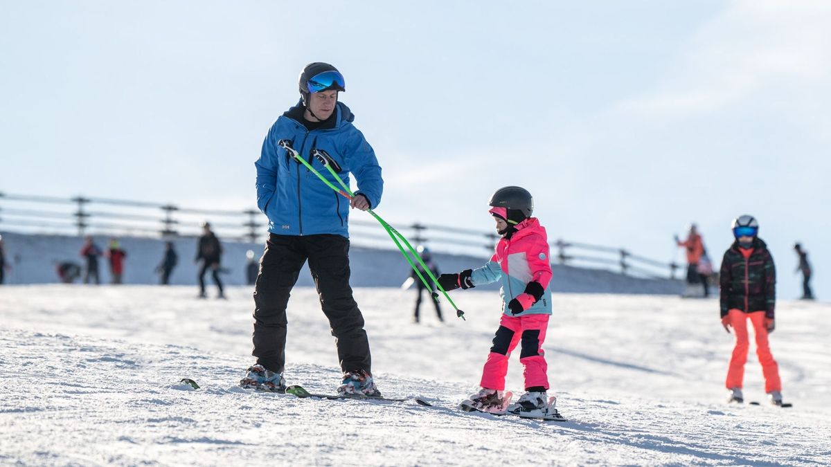 Itt a havazás, de nem kell Ausztriáig menni: ennyibe kerül most a síelés a magyar pályákon