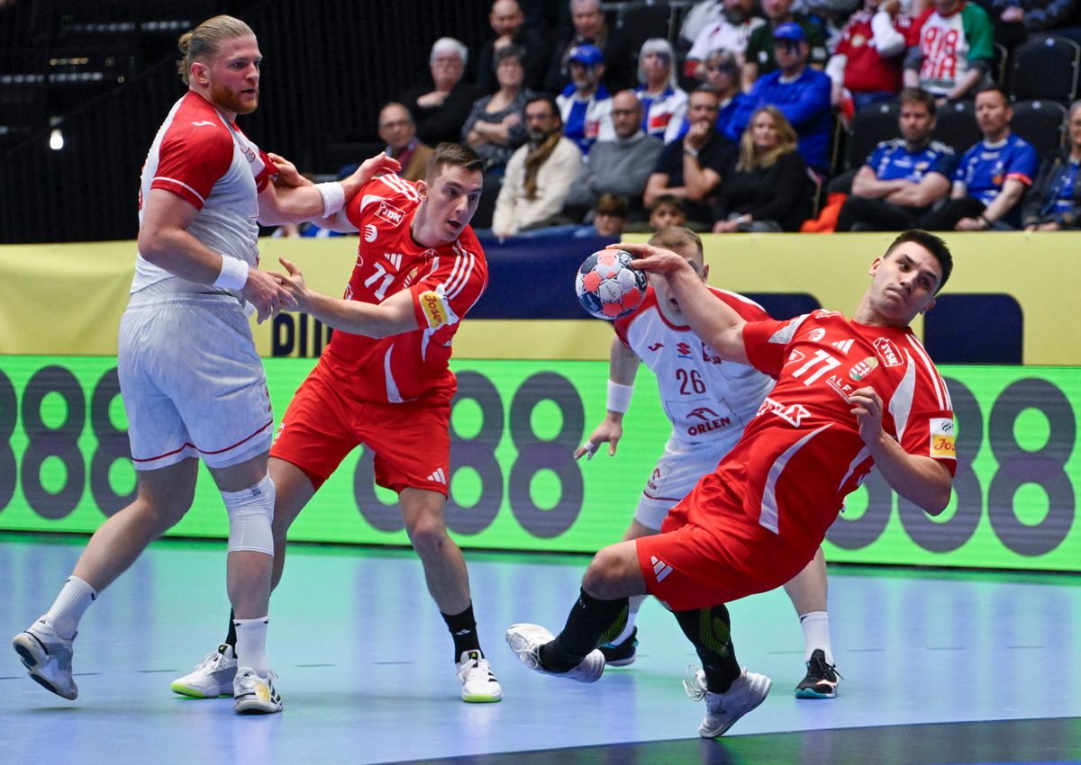 Kristianstad, 2026. január 16.
Hanusz Egon (j) és Ónodi - Jánoskúti Máté (b2), valamint Maciej Gebala (b), valamint a lengyel Marek Marciniak (j2) a dán-norvég-svéd közös rendezésű férfi kézilabda-Európa-bajnokság F csoportjának első fordulójában játszott Magyarország - Lengyelország mérkőzésen a svédországi Kristianstad Arénában 2026. január 16-án.
MTI/Hegedüs Róbert