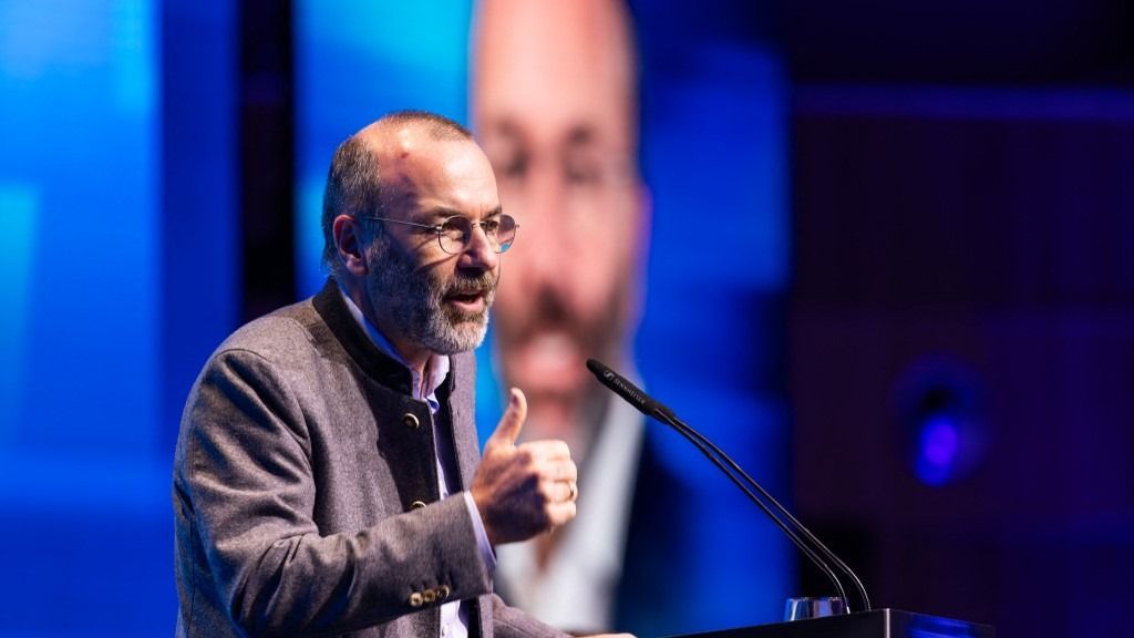 Manfred Weber azzal büszkélkedett, hogy már nem csak fegyvereket, hanem végre tankokat is küldenek