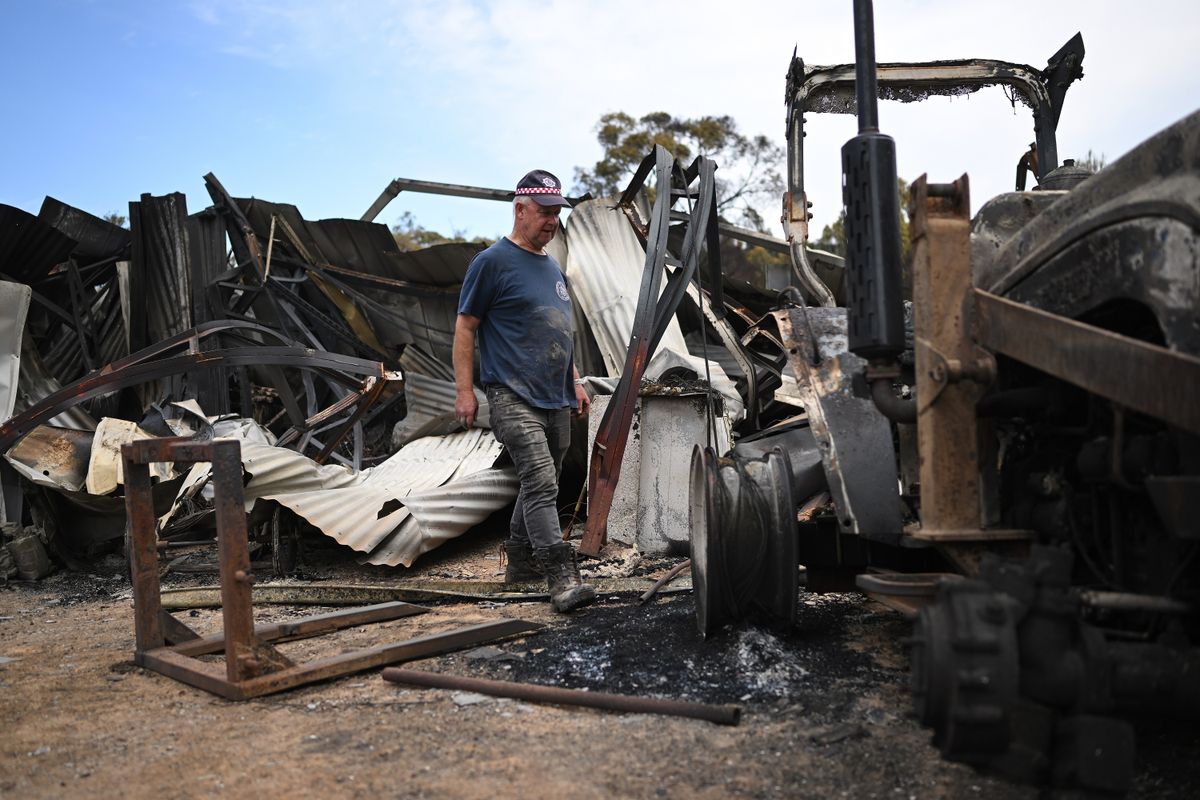 Harcourt, 2026. január 10.
Tyrone Rice önkéntes tűzoltó leégett gazdaságának maradványai között, a délkelet-ausztráliai Victoria államban fekvő Harcourtban 2026. január 10-én, miután bozóttűz pusztított a térségben. Bozóttüzek miatt több tucat település lakóit kellett kiköltöztetni az államban.
MTI/EPA/AAP/James Ross