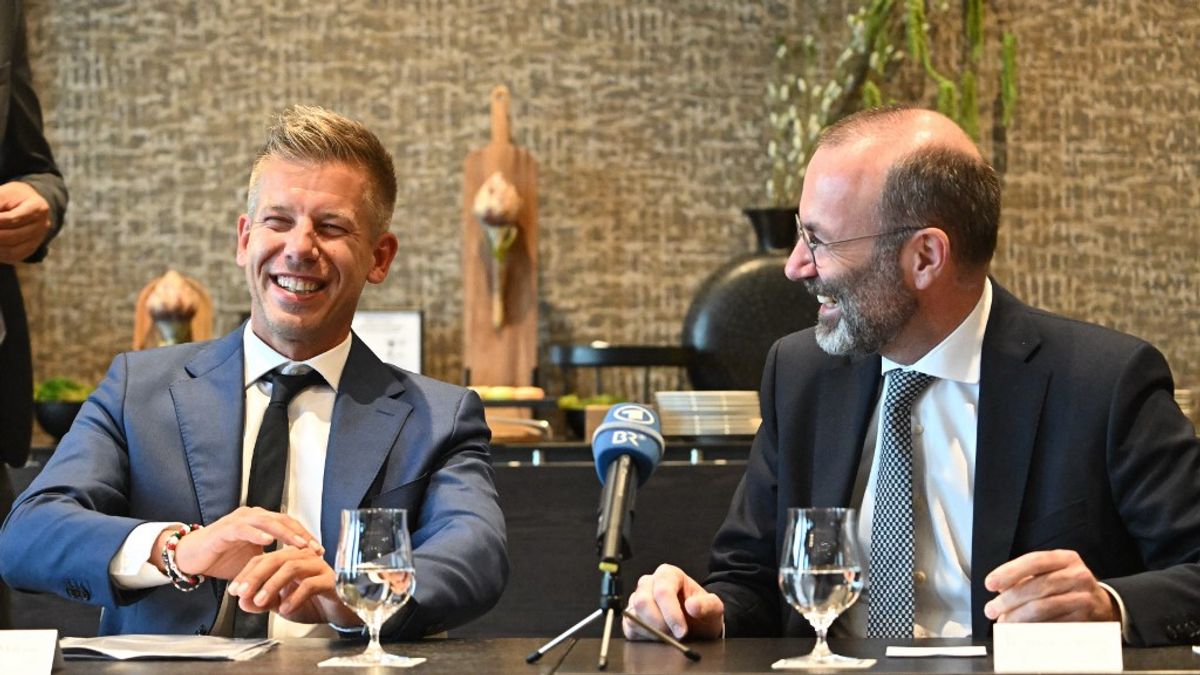 Magyar Péter önálló mozgást imitál