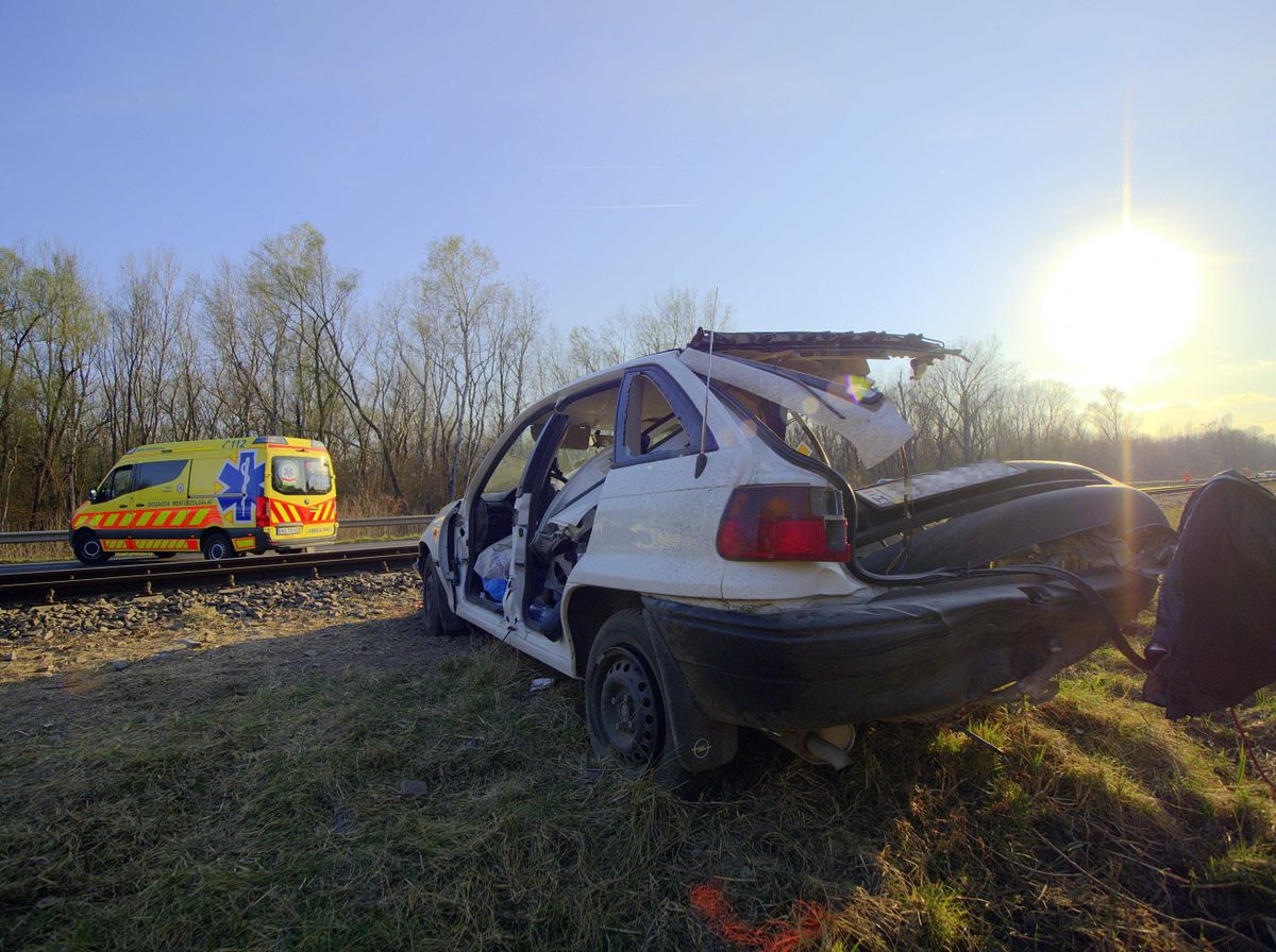 Baja, 2022. március 27.
Összeroncsolódott személyautó az 55-ös főút mellett Bajánál 2022. március 27-én. Az autó vonattal ütközött, a balesetben egy nő és egy férfi meghalt.
MTI/Donka Ferenc