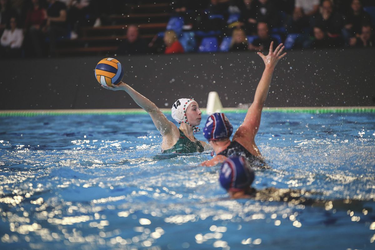 Hajdú Kata (fehérben) és a női vízilabda-válogatott nem bírt az amerikaiakkal