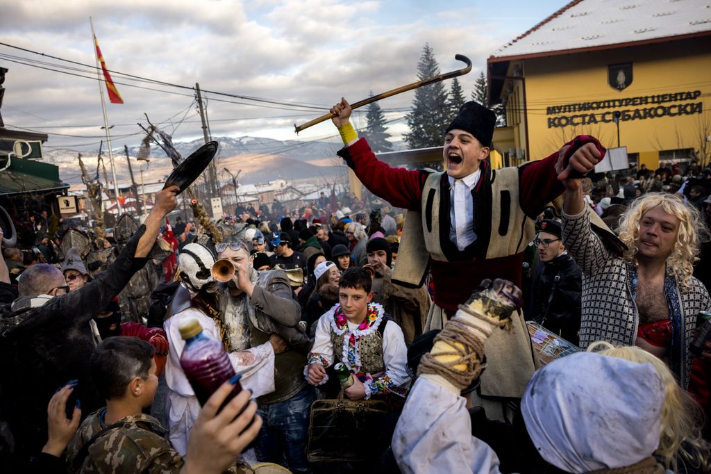 Észak-Macedónia - Felvonulók a vevcani karneválon 