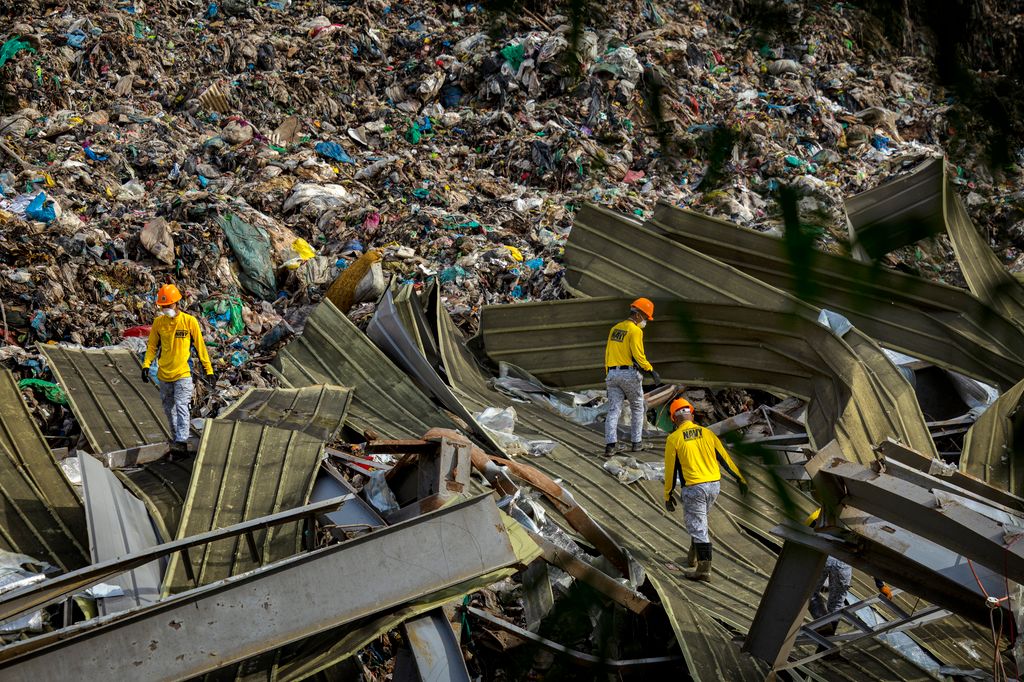 Fülöp-Szigetek  - Mentőalakulatok túlélőket keresnek egy hulladéklerakó romjai alatt Cebuban.