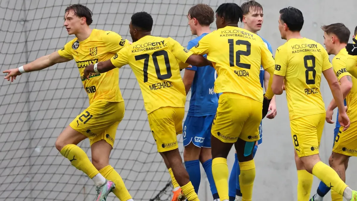 Az első NB I-es gólját szerző Radkowskit (balra) ünneplik a társak, miután csapata második találatát belőtte az MTK hálójába