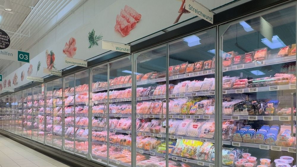 Eltűnhetnek a húspultok az áremelés miatt, ha a tervezetet sikerül átverekedniük. / Fotó: HelgaQ / Shutterstock