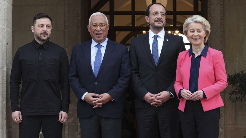 Von der Leyen António Costával és Níkosz Hrisztodulídisz ciprusi államfővel együtt személyesen is tárgyalt Volodimir Zelenszkij ukrán elnökkel