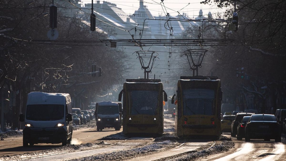 Újabb tiszás őrület: a főutak helyett a kerékpársávokat kell hótalanítani
