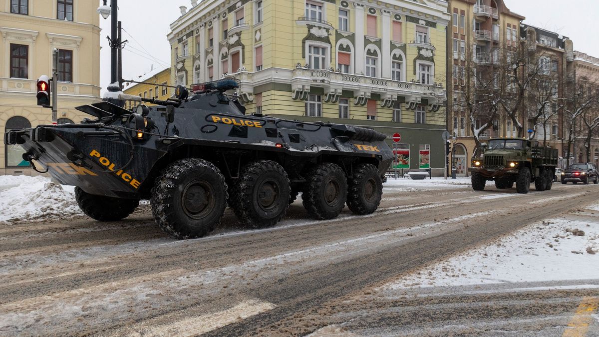 A TEK speciális járműveit is beveti a kormány + videó