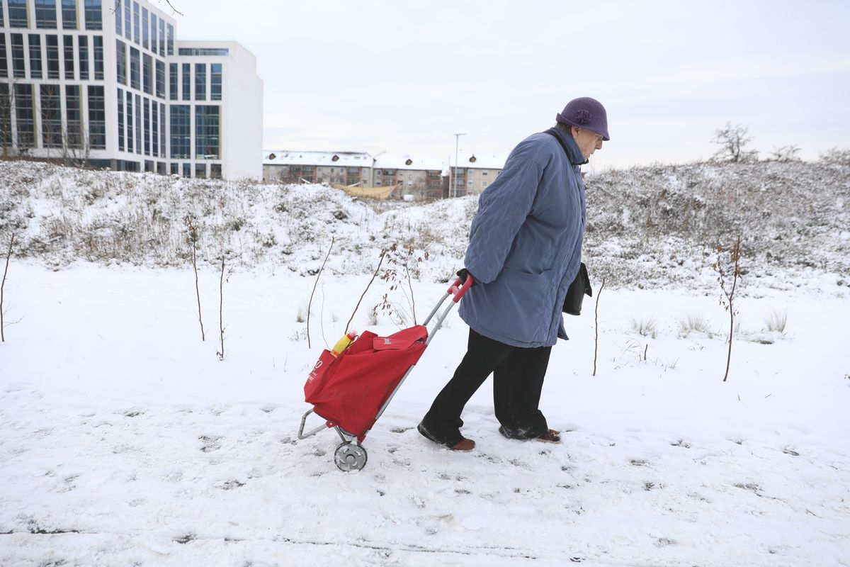 20260106 Budapest 
Hó  havazás 
Havas képek 

Fotó: Gáll Regina  GR 
MW Bulvár 

A képen: idős ember