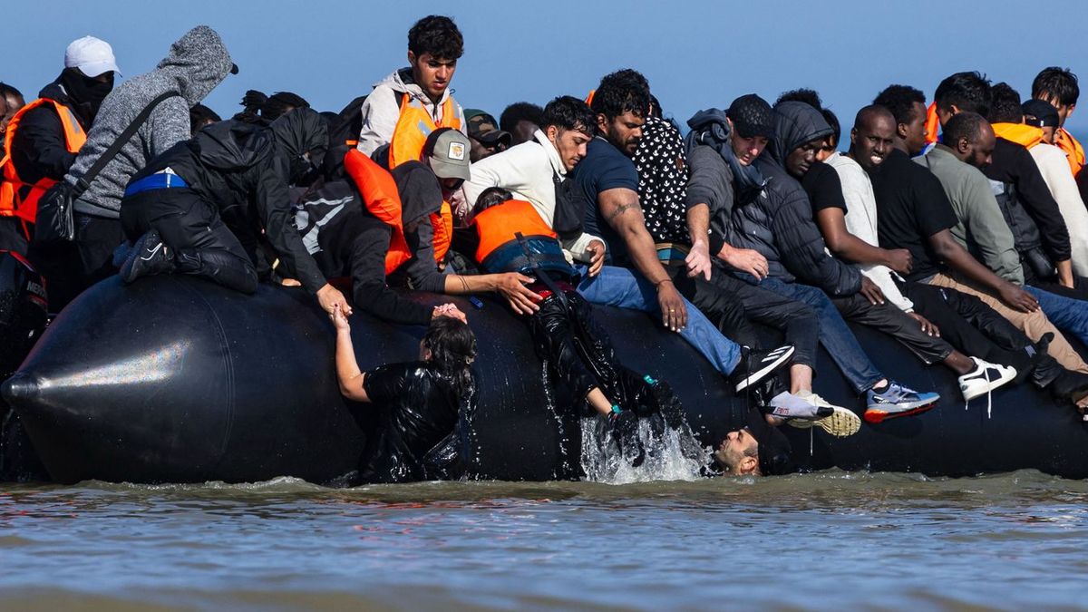Migránsok kelnek át a La Manche csatornán Angliába