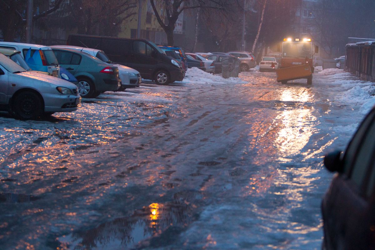 Nagykanizsa, 2017. február 1.
Hókotró az ónos esõtõl jeges úton Nagykanizsán, a Berzsenyi Dániel utcában 2017. február 1-jén.
MTI Fotó: Varga György