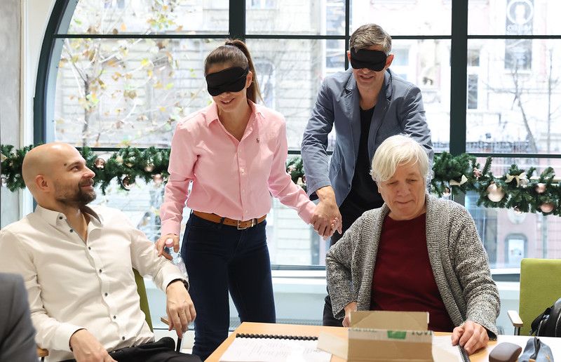 Semmit nem látnak a színészek a Thália Színház új darabjában