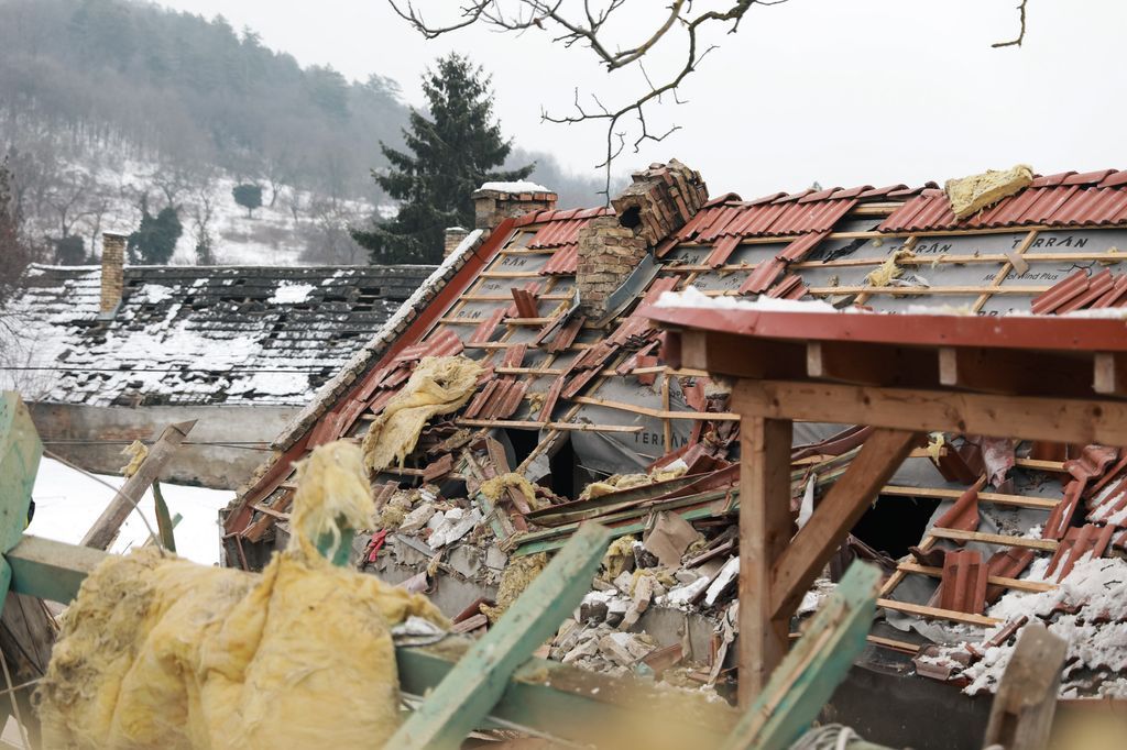 A Pannonhalmás felrobbant családi ház, a detonáció még a szomszéd épületről is levitte a cserepet (Fotó: Molcsányi Máté/Kisalföld)