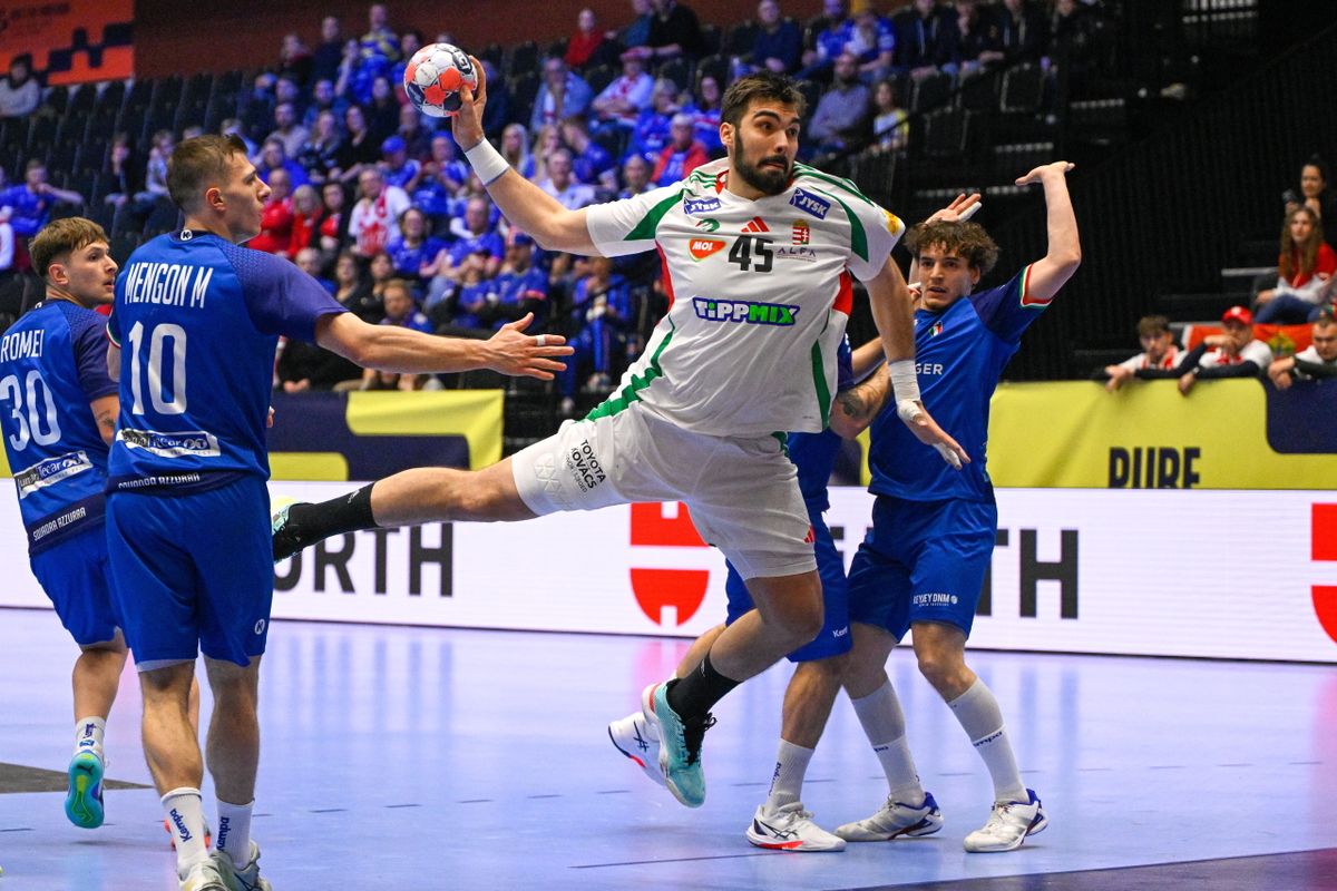 Kristianstad, 2026. január 18.
Rosta Miklós (k), valamint az olasz Tommaso Romei, (b), Marco Mengona (b2) és Giacomo Savini (j) a dán-norvég-svéd közös rendezésű férfi kézilabda-Európa-bajnokság F csoportjának második fordulójában játszott Magyarország - Olaszország mérkőzésen a svédországi Kristianstad Arénában 2026. január 18-án.
MTI/Hegedüs Róbert