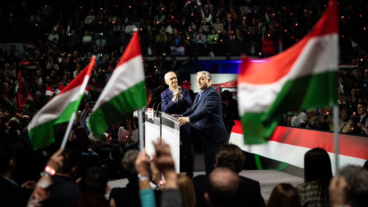 Komoly erődemonstráció, hogy Orbán Viktor telt ház előtt tart gyűlést