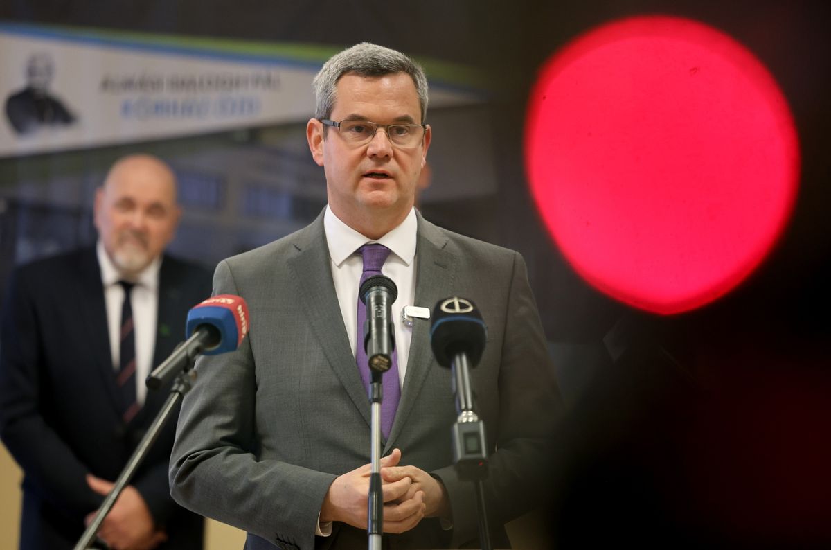 Ózd, 2025. december 15.
Takács Péter, a Belügyminisztérium egészségügyi államtitkára beszédet mond az Ózdi Almási Balogh Pál Kórház új CT-készülékének átadásán 2025. december 15-én.
MTI/Vajda János