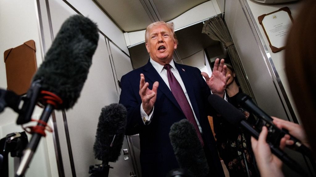 Donald Trump az Air Force One fedélzetén újságíróknak azt mondta: „Haladunk előre”