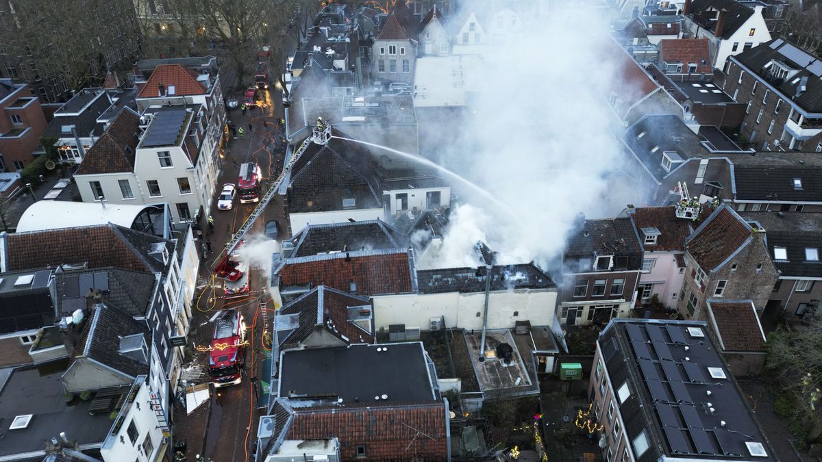 Robbanások és tűz egy holland városban + videó