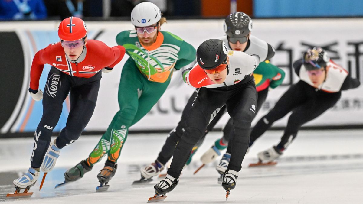 Hátulról felborították a bírót, mégis elmaradt a büntetés + videó