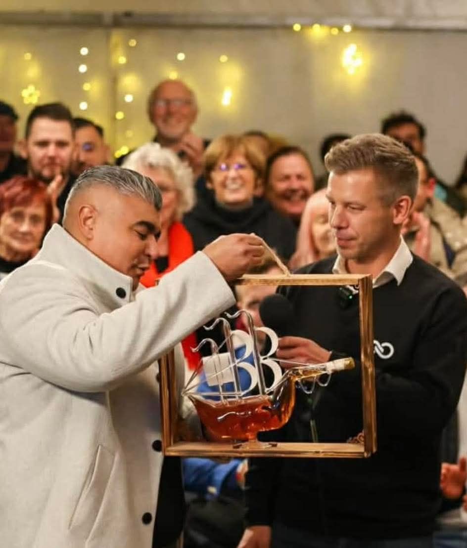 Csík Miklós még ajándékot is vitt Magyar Péternek (Forrás: Facebook)