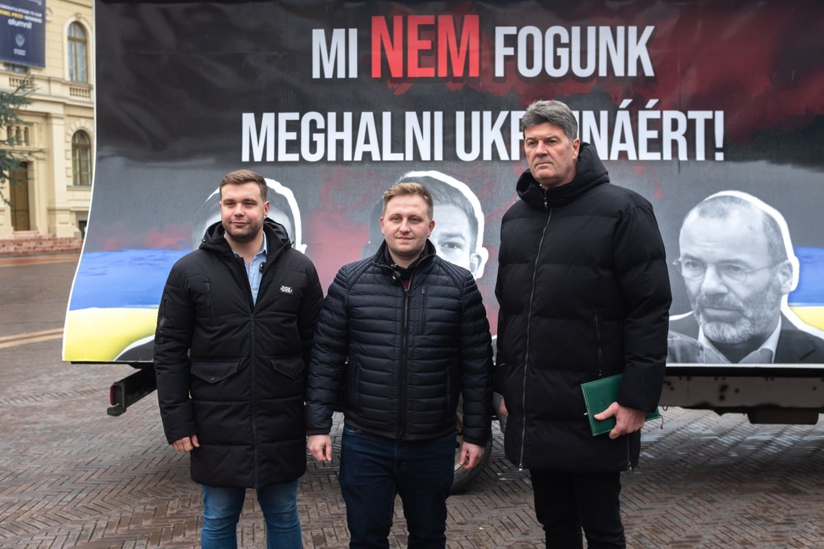 Szeged, 2026. január 28.
Farkas Levente, a Fidesz országgyűlési képviselőjelöltje (b1), Mohácsy István, a Fidelitas elnöke (b2) és Mihálffy Béla, a térség KDNP-s országgyűlési képviselője (b3) a Fidelitas Nem a mi háborúnk! címmel indított háborúellenes országjárásának első állomásán Szegeden 2026. január 28-án.
MTI/Oláh Tamás