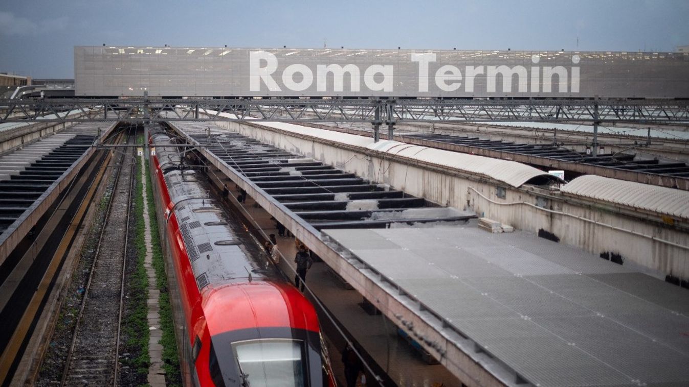 Nagysebességű vonat áll a Roma Termini pályaudvar peronján Rómában (Fotó: AFP)