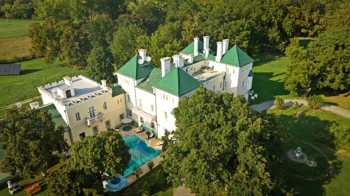 Klenc szoba 200 négyzetméteres wellness és nyolc autó befogadására alkalmas garázs - elképesztő árak és luxus!