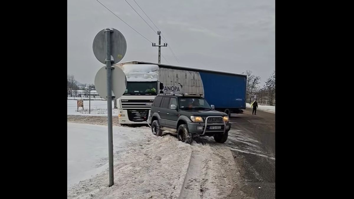 Heroikus küzdelemmel húzta ki a terepjáró a hóban rekedt kamiont + videó