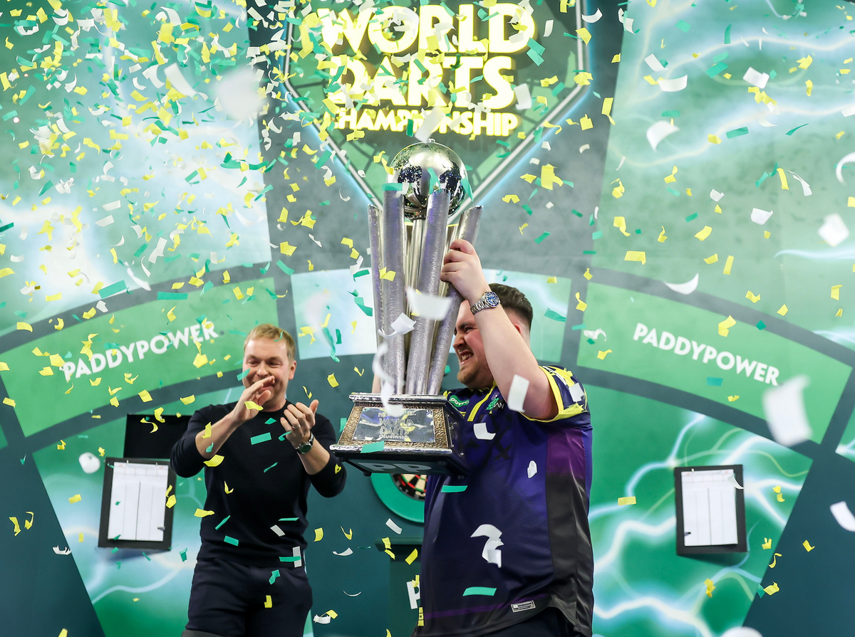 Luke Littler emelhette magasba a Sid Waddell-trófeát