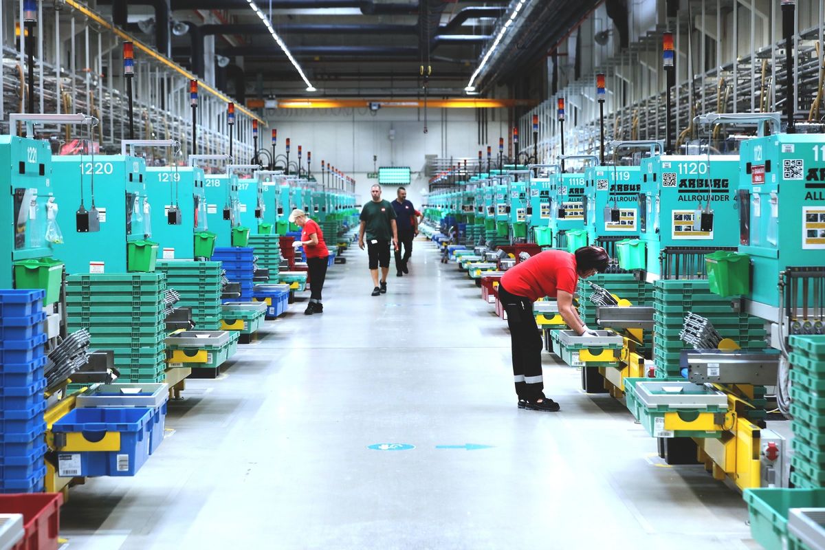 munkanélküliség, 20250930 Nyíregyháza Lego - gyár átadás Átadták a világ második legnagyobb Lego-gyárát, amelyet 54 milliárd forintos beruházással bővítettek. A kormány 4,3 milliárd forinttal támogatta a fejlesztést, amely 300 új munkahelyet teremtett, és 30 százalékkal növeli a termelési kapacitást. Az üzemben immár a gyártás teljes folyamata jelen van, a granulátumtól a kész dobozokig, miközben a megújuló energiát szolgáltató napelemek száma is folyamatosan bővül.Fotó: Kallus György  LUS MW