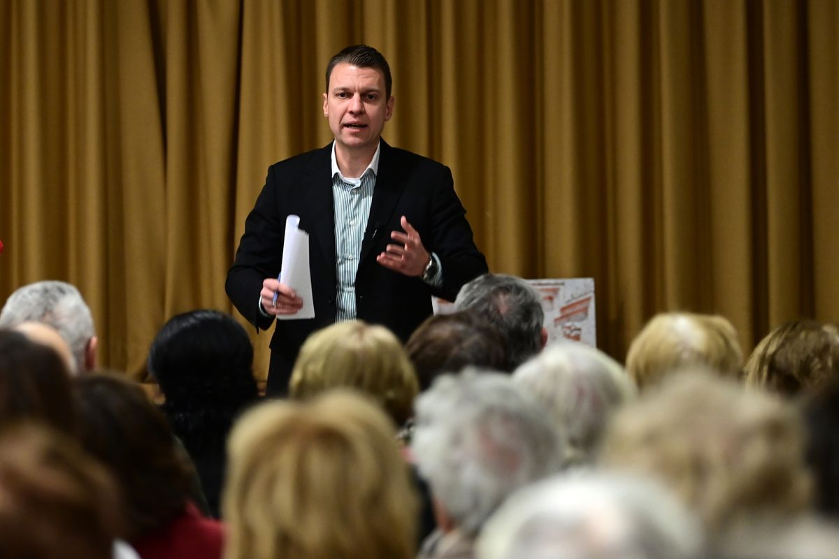 Pilisszántó, 2025. december 4.
Menczer Tamás, a Fidesz-KDNP kommunikációs igazgatója, a térség fideszes országgyűlési képviselője fórumot tart Pilisszántón a Baross-házban 2025. december 4-én.
MTI/Kovács Attila