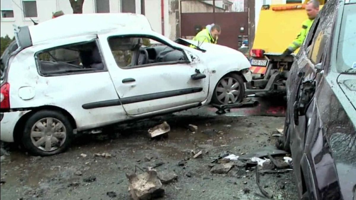 Durva videó: három autót tarolt le a száguldozó BMW-s Gyöngyösön