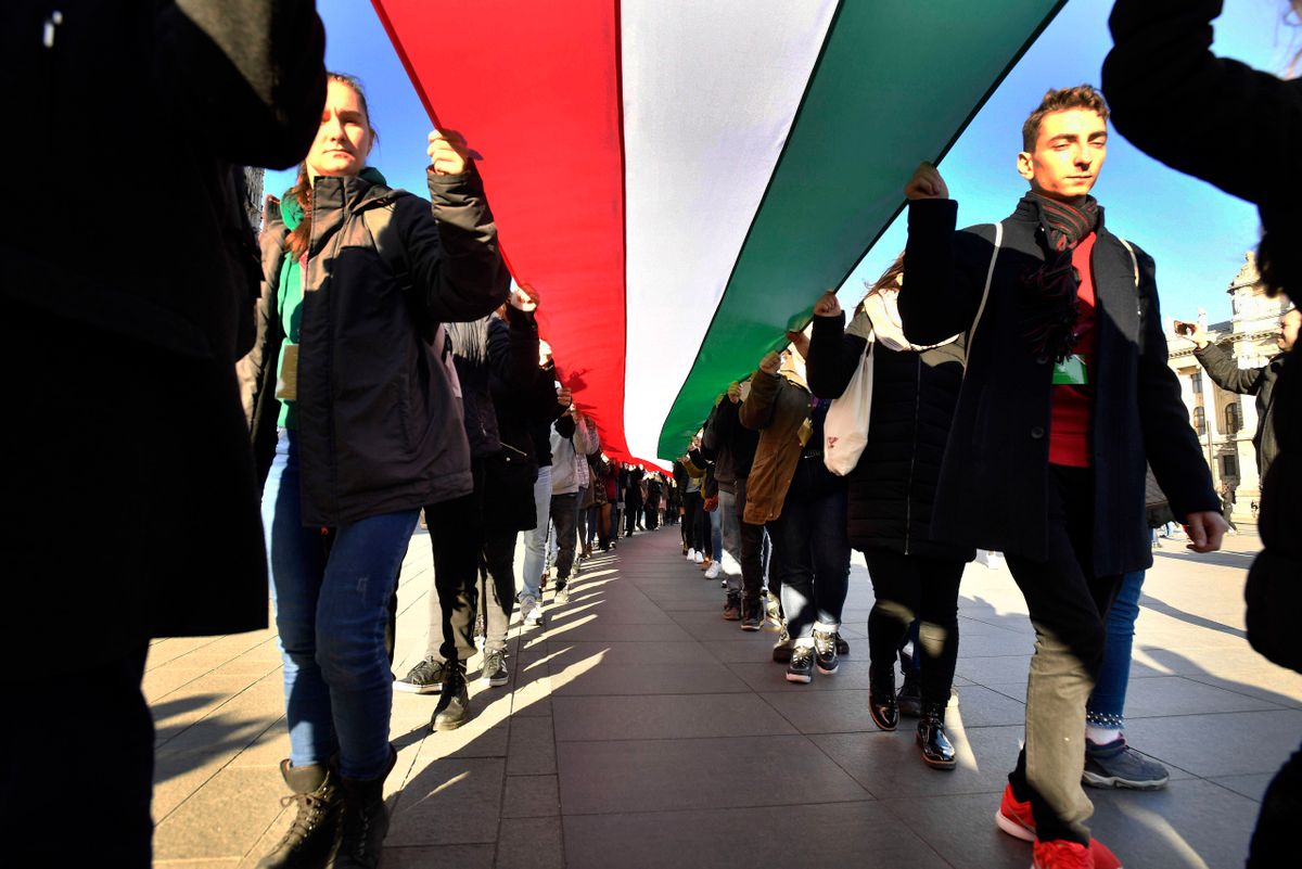 Budapest, 2020. február 1.
A Rákóczi Szövetség középiskolás vezetői fórumán részt vevő diákok nemzeti színű zászlót visznek a nemzeti összetartozás évéhez kapcsolódó élőkép bemutatásán az Országház előtti Kossuth Lajos téren 2020. február 1-jén.
MTI/Máthé Zoltán