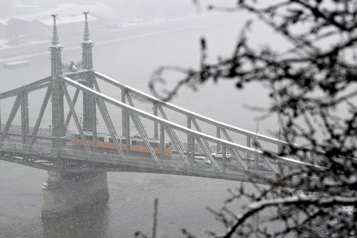 Budapest, 2025. január 15.
Villamos és autók a hóesésben a Szabadság hídon 2025. január 15-én.
MTI/Purger Tamás