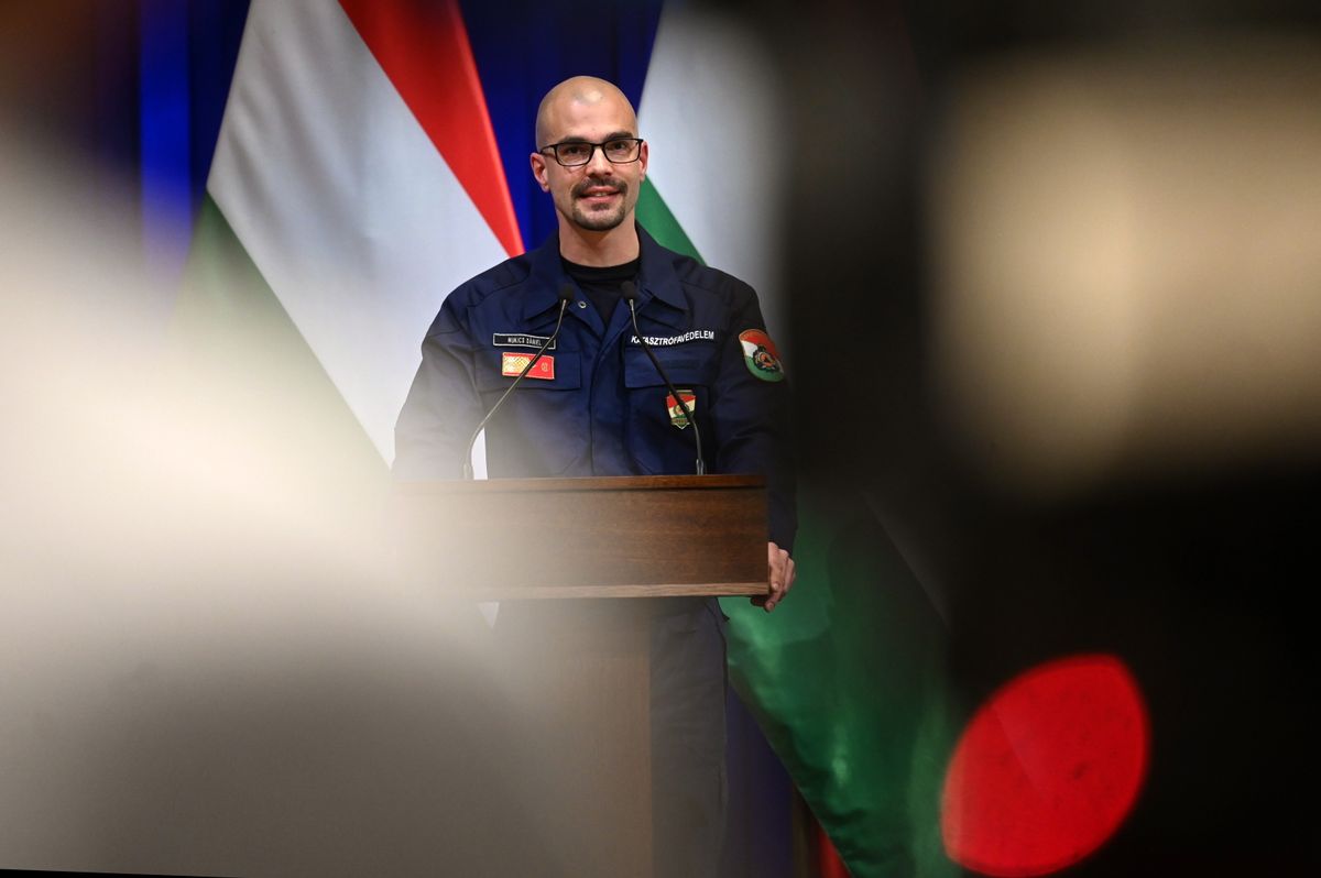 Budapest, 2026. január 8.
Mukics Dániel tűzoltó alezredes, az Országos Katasztrófavédelmi Főigazgatóság szóvivője a Kormányinfó sajtótájékoztatón a Karmelita kolostorban 2026. január 8-án.
MTI/Balogh Zoltán