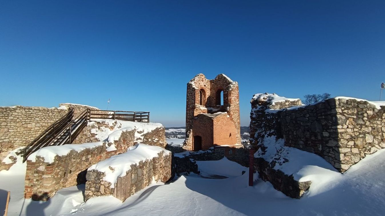 Félméteres hótorlaszok ejtették rabul a cseszneki várat