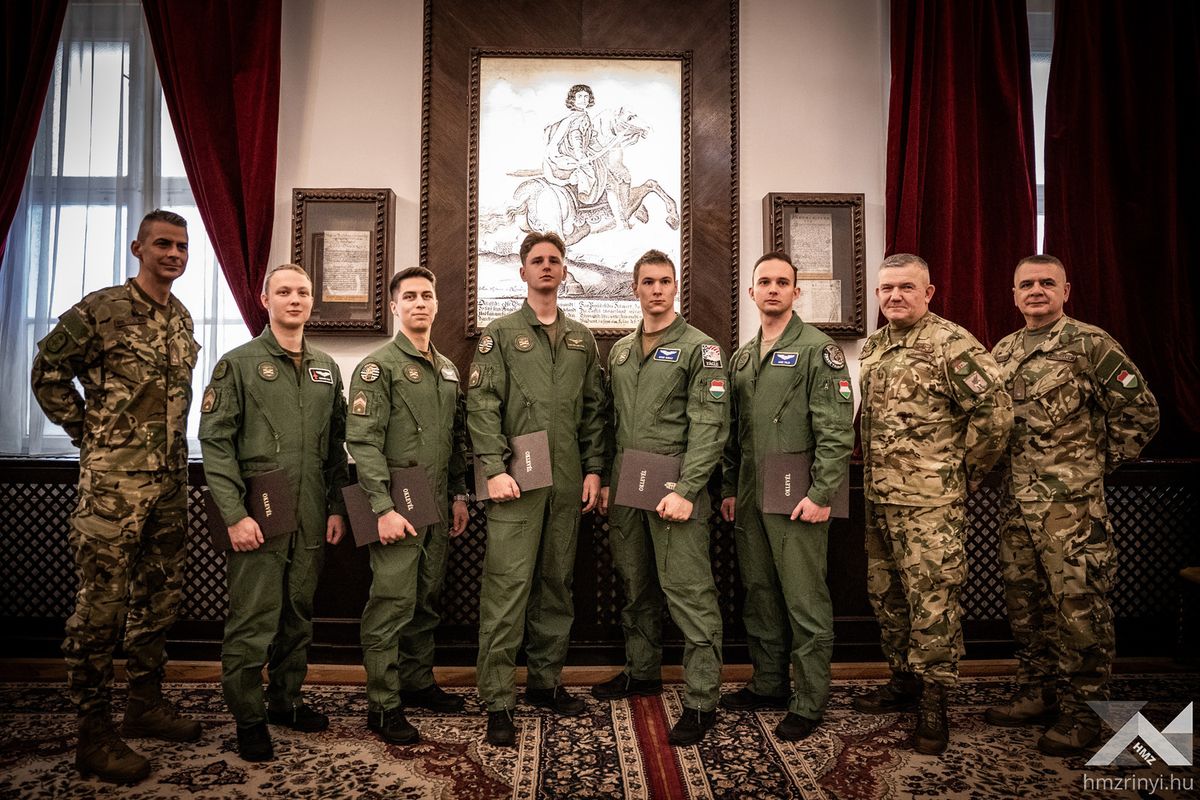 Az öt fiatal helikopter- és vadászpilóta és Lippai dandártábornok, Apáti Zoltán dandártábornok és Szücs Péter ezredes, az MH Ludovika Zászlóalj parancsnoka (Forrás: Honvédelem.hu)