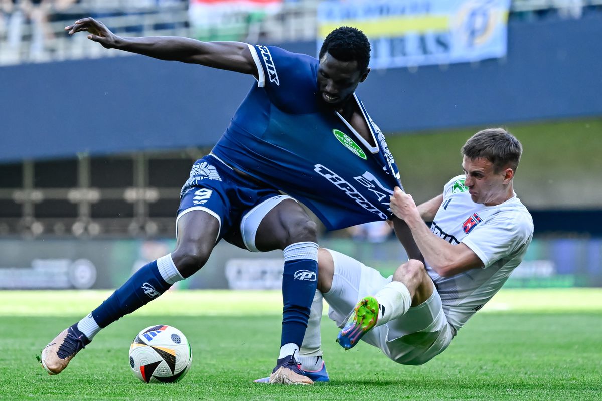 A nehezen tartható Lamin Colley (balra) DVTK-mezben csatázhat a immár ismét kisvárdai Bohdan Melnyikkel