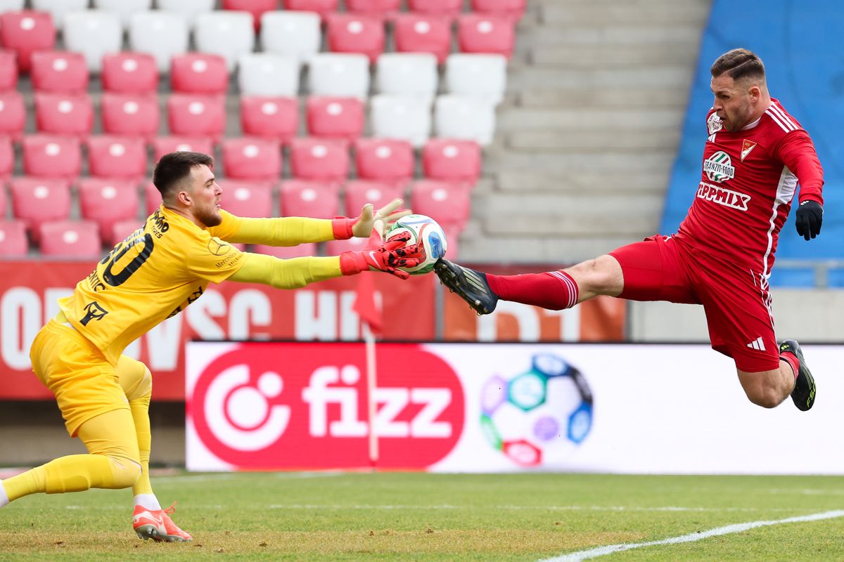 Bárány Donát (jobbra) az NB I-es bajnoki előtt vette át oklevelét