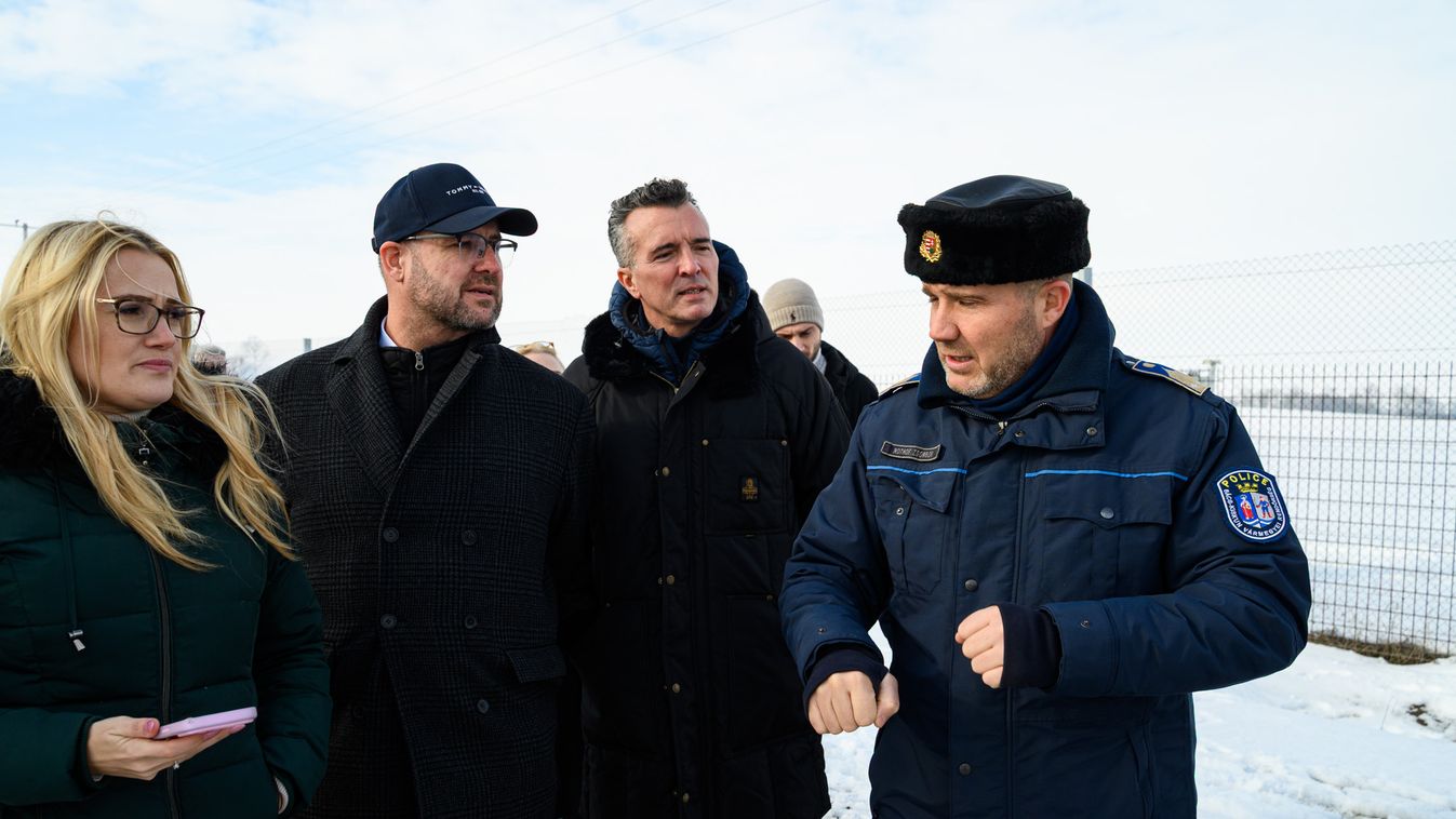 Christian Hafenecker, az Osztrák Szabadságpárt (FPÖ) főtitkára a párt több magas rangú képviselőjével látogatást tett a magyar határkerítésnél, Bács-Kiskun megyében (Fotó: Alapjogokért Központ)