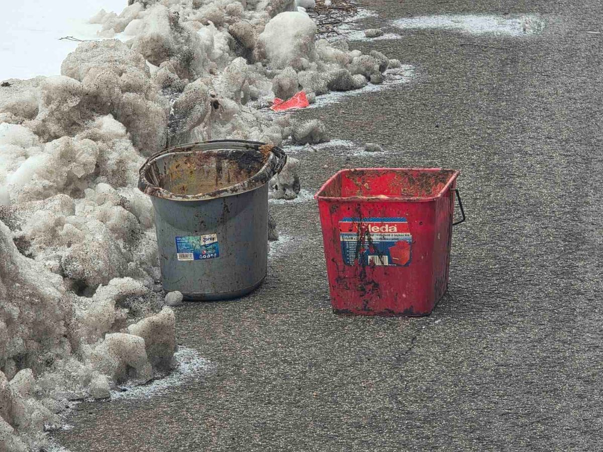 Két vödör, amelyben a néhány züllött csepeli lakos ürüléket hordott az utca végébe (Forrás: Facebook/Csepel Info)