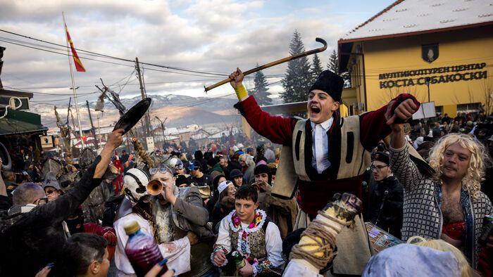 Észak-Macedónia - Felvonulók a vevcani karneválon 