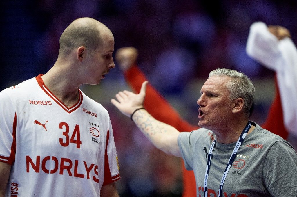 A dán szövetségi kapitány, Nikolaj Jacobsen magyaráz, Simon Hald figyel, aztán kórházban kötött ki